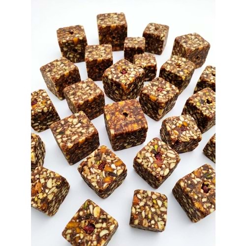 Köşeli Kırmızı Renkli Delikli İri Taneli Mısır Küspesi 1kg