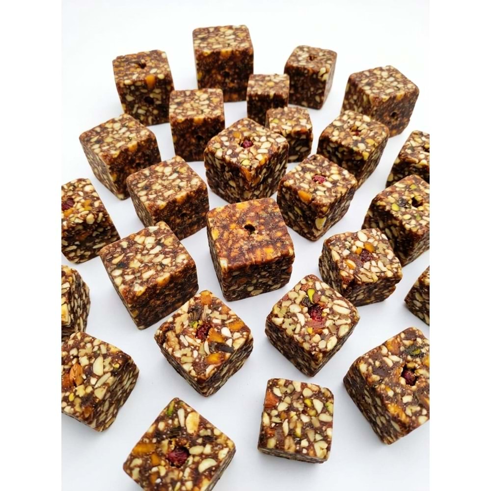 Köşeli Kırmızı Renkli Delikli İri Taneli Mısır Küspesi 1kg