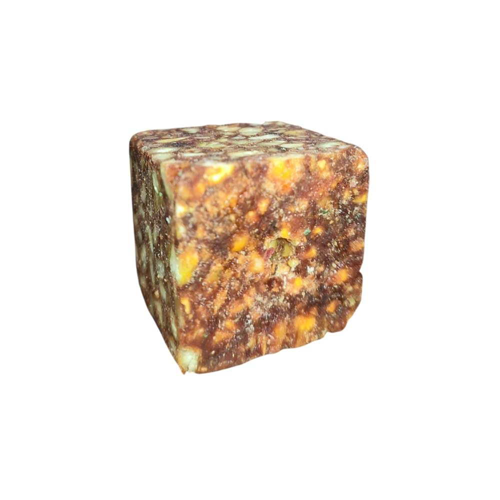 Köşeli Kırmızı Renkli Delikli İri Taneli Mısır Küspesi 1kg